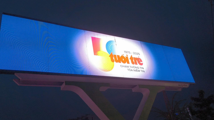 Logo kỷ niệm 50 năm thành lập báo Tuổi Trẻ xuất hiện khắp các tuyến đường lớn miền Tây - Ảnh 10.