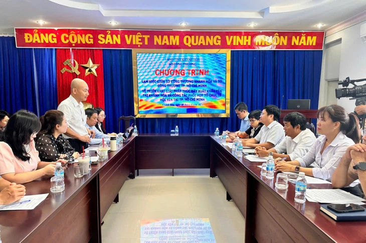 Bắt chim yến đang trở thành vấn nạn đáng báo động - Ảnh 1.