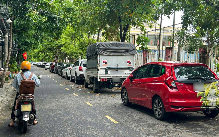 Bất lực vì hàng xóm đậu xe chắn cửa nhà, còn nói 'đường Nhà nước, muốn đậu sao thì đậu' - Ảnh 2.