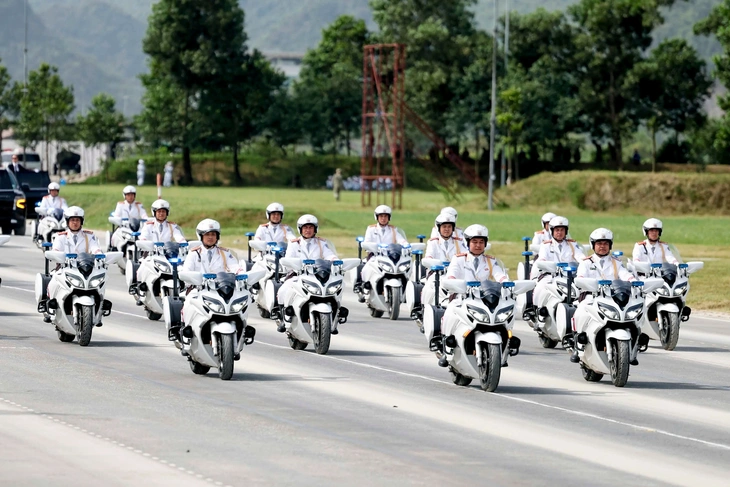 Ca sĩ 'tiếp lửa' cho lực lượng đặc chủng Bộ Công an hợp luyện diễu binh, diễu hành Quốc khánh 2-9 - Ảnh 4.