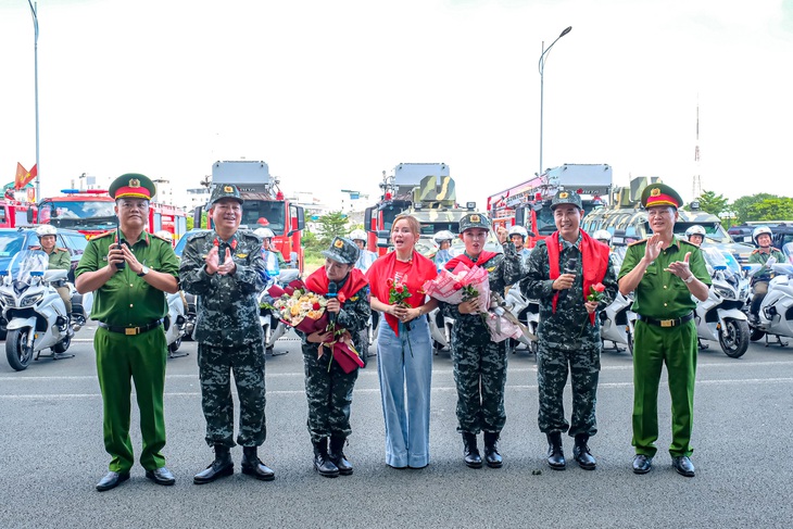 Ca sĩ 'tiếp lửa' cho lực lượng đặc chủng Bộ Công an hợp luyện diễu binh, diễu hành Quốc khánh 2-9 - Ảnh 6.
