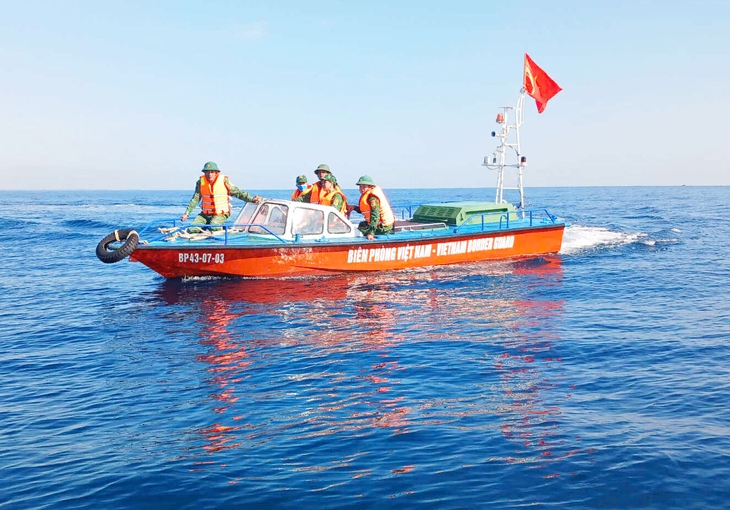 Chiếc thuyền dạt vào bờ không thấy ngư dân đâu, mọi người đổ xô đi tìm - Ảnh 3.