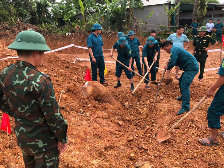 Hủy nổ quả bom nặng gần 300kg phát hiện tại nhà dân ở Thanh Hóa - Ảnh 2.