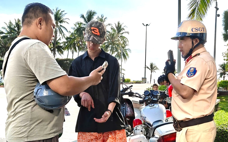 Người nước ngoài đầu trần, lái xe máy phóng nhanh gây va chạm giao thông còn lớn tiếng chửi bới- Ảnh 3.