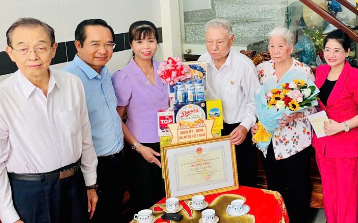 Mừng thọ, chúc thọ người cao tuổi Tết 2026: Có nơi tặng tiền triệu, vàng và lụa - Ảnh 1.