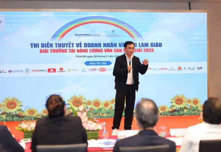 Sinh viên biến vỏ thanh long thành giải pháp hữu cơ, giành giải - Ảnh 1.