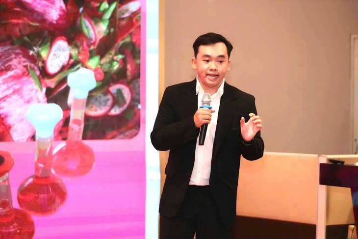 Sinh viên biến vỏ thanh long thành giải pháp hữu cơ, giành giải - Ảnh 2.