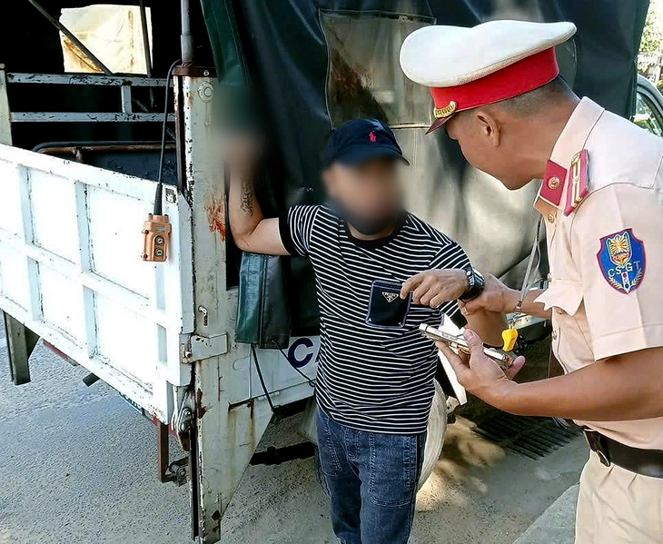 Chở khách có biểu hiện 'ngáo đá', tài xế Grab cầu cứu cảnh sát giao thông - Ảnh 1.