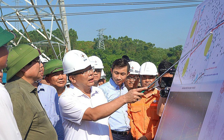 Thủ tướng kiểm tra tiến độ cầu Phong Châu, chỉ đạo đẩy nhanh tuyến cao tốc mới tại Phú Thọ - Ảnh 4.