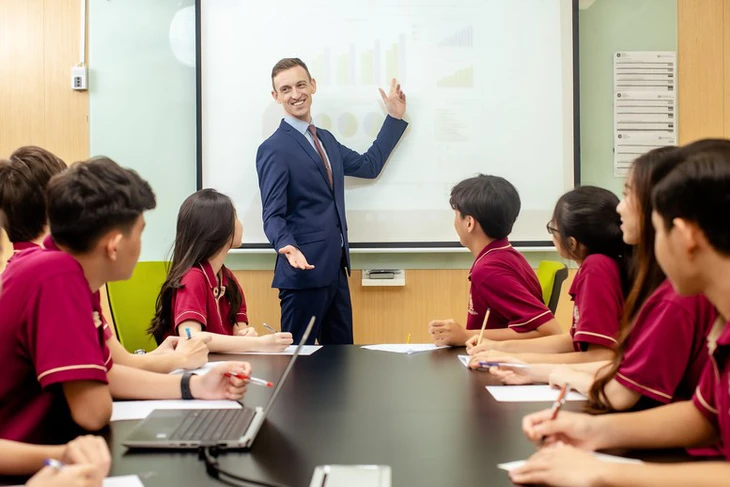 dạy và học bằng tiếng nước ngoài - Ảnh 1.