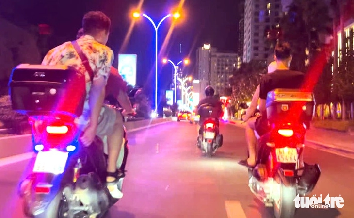 Người nước ngoài đầu trần, lái xe máy phóng nhanh gây va chạm giao thông còn lớn tiếng chửi bới- Ảnh 1. tai nạn giao thông - Ảnh 1.