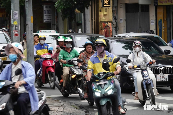 Từ năm 2026, ô tô, xe máy muốn vào trung tâm TP.HCM phải đạt chuẩn khí thải nào? - Ảnh 1.