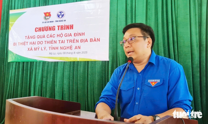 Tuổi trẻ TP.HCM trao quà hỗ trợ bà con vùng lũ xứ Nghệ - Ảnh 3.
