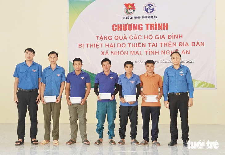 Tuổi trẻ TP.HCM trao quà hỗ trợ bà con vùng lũ xứ Nghệ - Ảnh 7.
