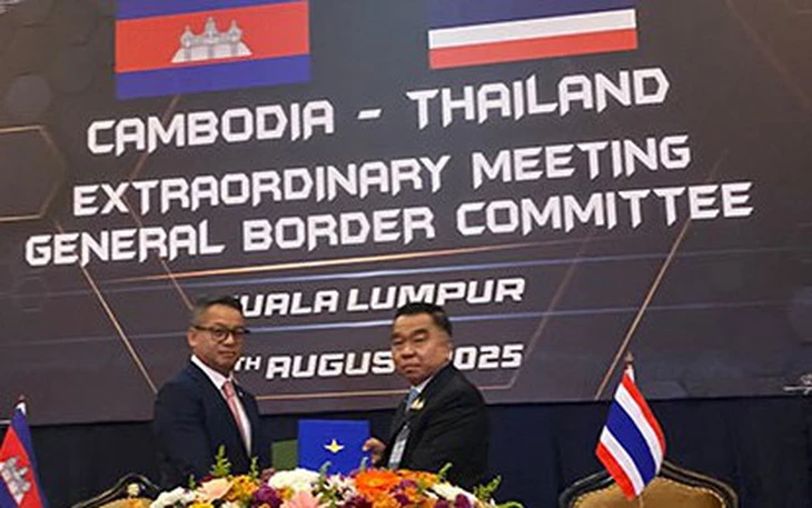 Ông Thaksin tặng quân đội Thái Lan 10 bộ máy bay không người lái - Ảnh 2.