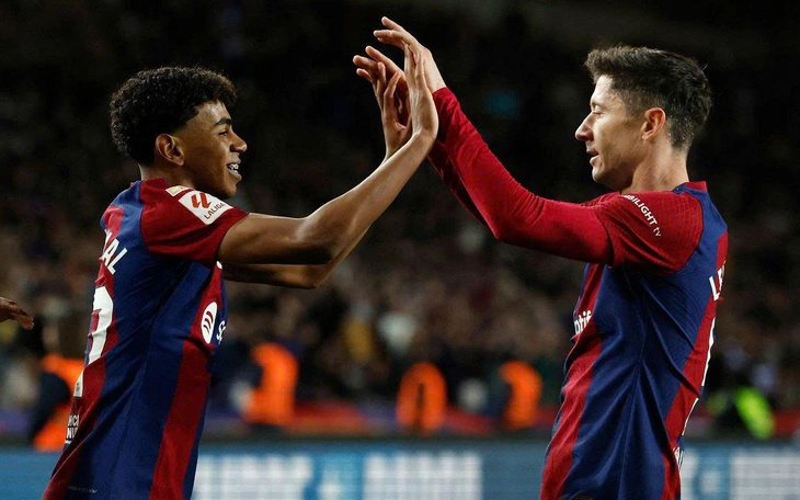 Fan lo lắng cho Tyrone Mings khi nổi nóng xé áo Mason Greenwood - Ảnh 5.