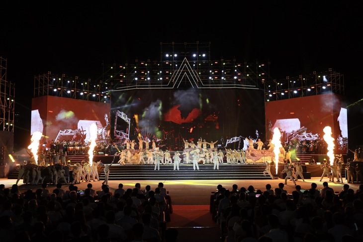 Tổng Bí thư Tô Lâm dự chương trình nghệ thuật chính luận hùng tráng ‘Dưới cờ vinh quang’ - Ảnh 8. Tổng Bí thư Tô Lâm dự chương trình nghệ thuật chính luận hùng tráng ‘Dưới cờ vinh quang’ - Ảnh 5.