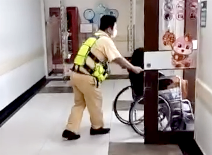 Cảnh sát giao thông mở đường đưa sản phụ thiếu oxy kịp đi cấp cứu - Ảnh 1.