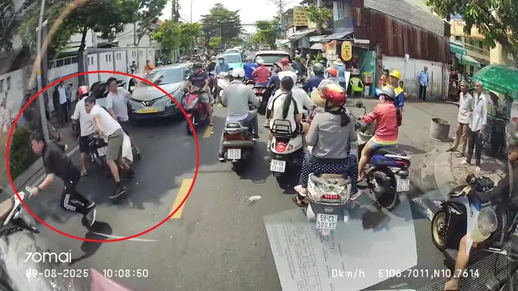Xác minh clip 4 người đi ô tô đậu giữa đường rồi ẩu đả ở phường Khánh Hội - Ảnh 2.