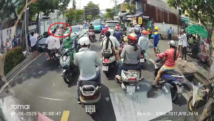 Xác minh clip 4 người đi ô tô đậu giữa đường rồi ẩu đả ở phường Khánh Hội - Ảnh 1.