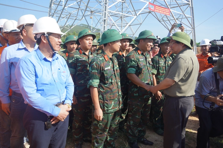 Thủ tướng kiểm tra tiến độ đường dây 500kV quy mô hơn 7.400 tỉ đồng, yêu cầu 19-8 hoàn thành - Ảnh 1.