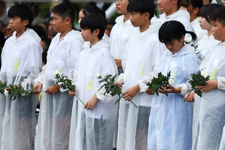 Nagasaki tưởng niệm 80 năm thảm họa bom nguyên tử, cảnh báo 'bóng ma' chiến tranh hạt nhân - Ảnh 1.