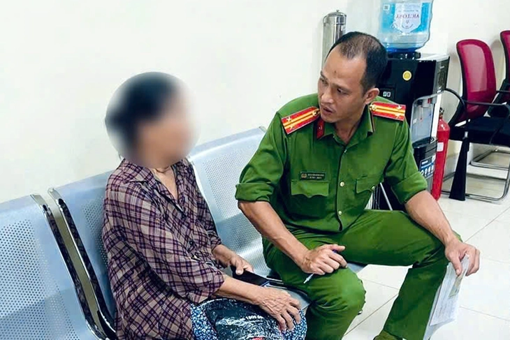 Cụ bà 76 tuổi ở Đồng Nai bị nhóm lừa đảo đe dọa, buộc phải chuyển khoản 100 triệu đồng - Ảnh 1.
