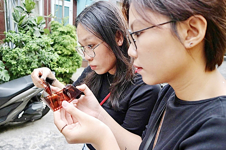 Người trẻ lại mê máy chụp phim xưa - Ảnh 3. máy chụp phim - Ảnh 3.