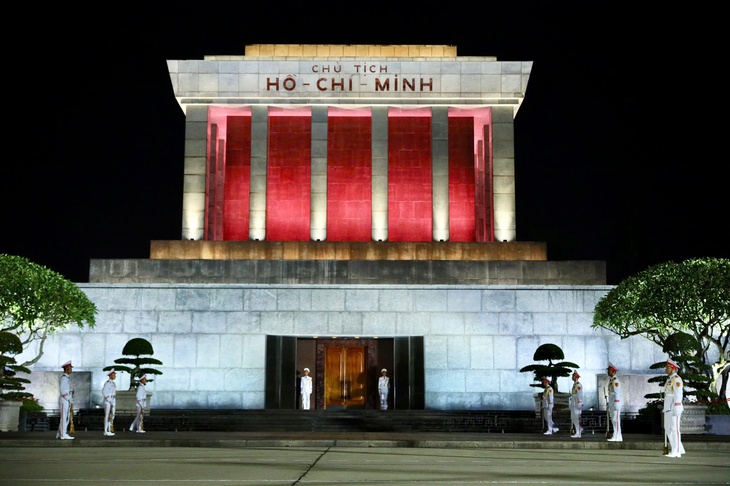 Tổng Bí thư Tô Lâm dự chương trình nghệ thuật chính luận hùng tráng ‘Dưới cờ vinh quang’ - Ảnh 2. Tổng Bí thư Tô Lâm dự chương trình nghệ thuật chính luận hùng tráng ‘Dưới cờ vinh quang’ - Ảnh 2.