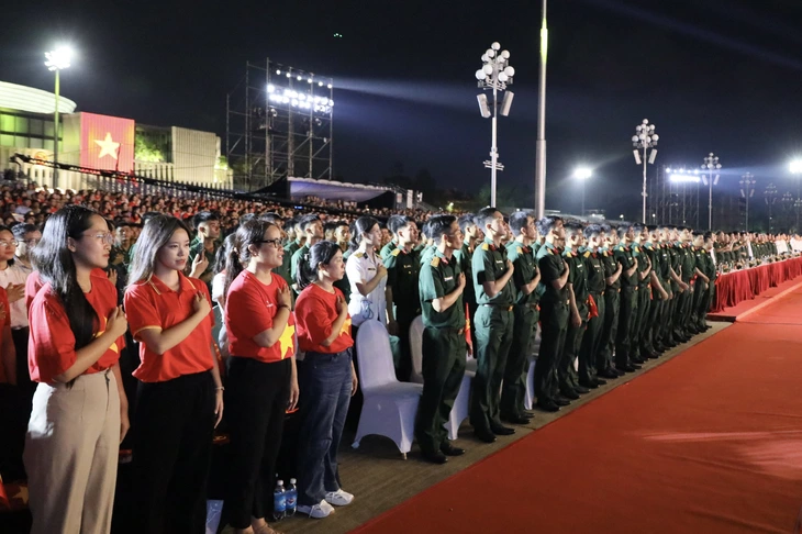 Tổng Bí thư Tô Lâm dự chương trình nghệ thuật chính luận hùng tráng ‘Dưới cờ vinh quang’ - Ảnh 9. Tổng Bí thư Tô Lâm dự chương trình nghệ thuật chính luận hùng tráng ‘Dưới cờ vinh quang’ - Ảnh 6.