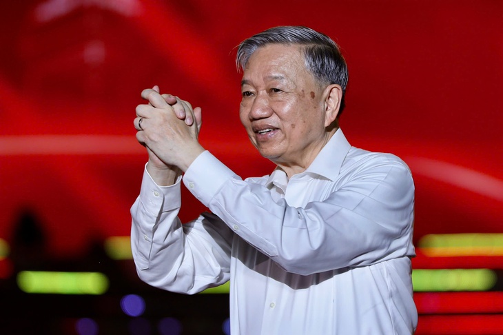 Tổng Bí thư Tô Lâm dự chương trình nghệ thuật chính luận hùng tráng ‘Dưới cờ vinh quang’ - Ảnh 1. Tổng Bí thư Tô Lâm dự chương trình nghệ thuật chính luận hùng tráng ‘Dưới cờ vinh quang’ - Ảnh 1.