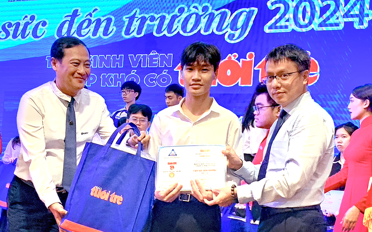 Cha câm điếc và ung thư, nam sinh quyết đeo đuổi giấc mơ làm bác sĩ - Ảnh 2.