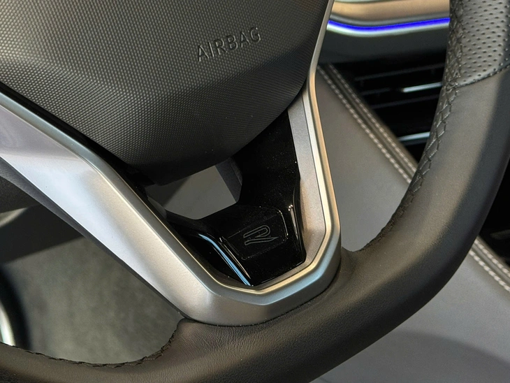 Volkswagen Touareg - Ảnh 15.