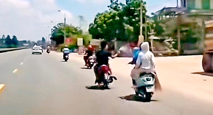 Công an xử lý nhóm đi xe không biển số, xịt hơi cay vào người đi đường từ clip trên mạng - Ảnh 1.