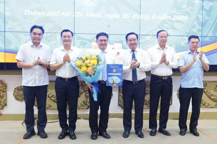 Trao quyết định phê chuẩn phó chủ tịch UBND TP.HCM cho ông Nguyễn Mạnh Cường- Ảnh 1. Trao quyết định phê chuẩn phó chủ tịch UBND TP.HCM cho ông Nguyễn Mạnh Cường - Ảnh 1.