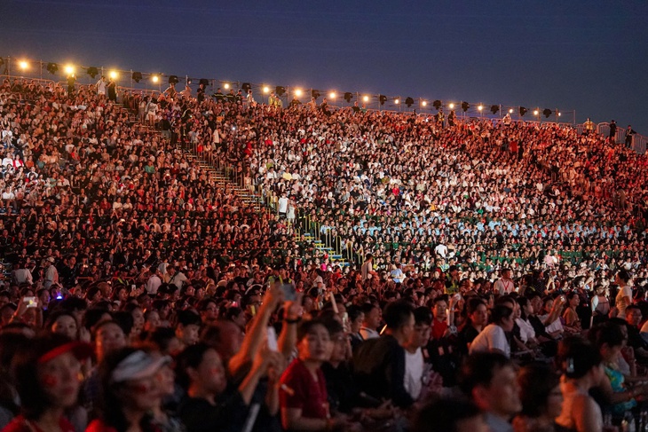 V Concert - Ảnh 6.