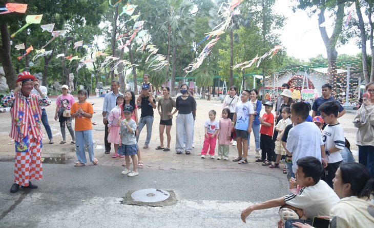 Hàng khuyến mãi hút khách, nhiều điểm vui chơi, mua sắm kỳ vọng 'bùng nổ' vào ngày 2-9 - Ảnh 4.