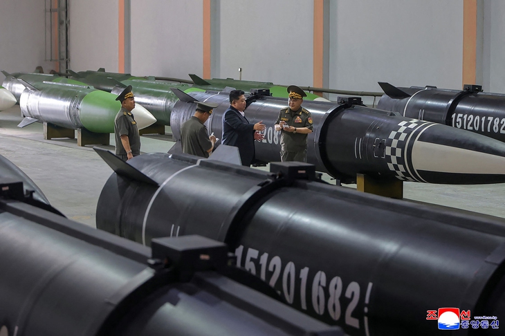 Ông Kim Jong Un thị sát nhà máy tên lửa mới, phô trương sức mạnh quân sự - Ảnh 1.