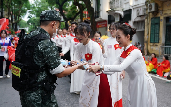 Vinamilk hỗ trợ 48 tấn sản phẩm đến bà con vùng lũ miền Trung - Ảnh 14.