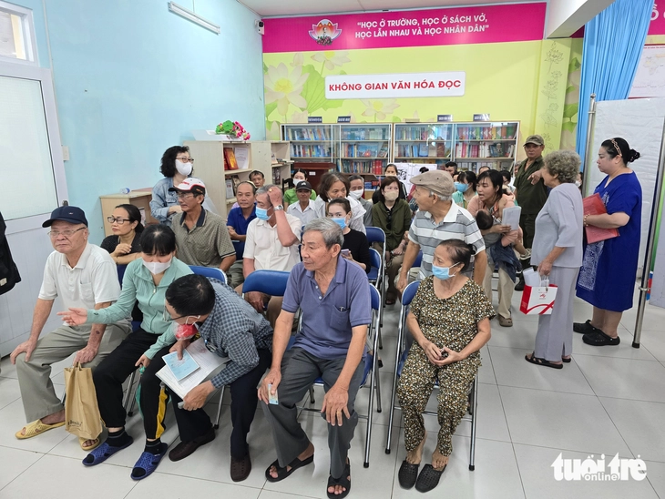 nhận quà - Ảnh 3.