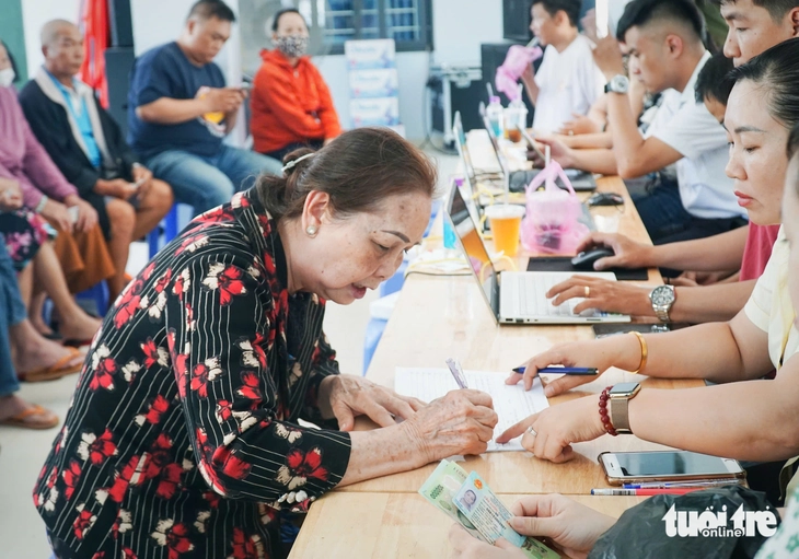 Người dân từ miền núi đến đồng bằng, miền biển hồ hởi nhận quà Tết Độc lập- Ảnh 6. Người dân từ miền núi đến đồng bằng, miền biển hồ hởi nhận quà Tết Độc lập- Ảnh 6.