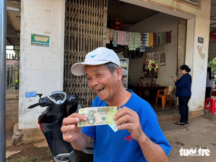 Người dân từ miền núi đến đồng bằng, miền biển hồ hởi nhận quà Tết Độc lập- Ảnh 1. Người dân từ miền núi đến đồng bằng, miền biển hồ hởi nhận quà Tết Độc lập- Ảnh 1.