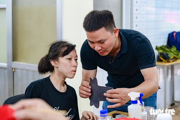 Món quà lưu niệm mừng Quốc khánh từ đôi bàn tay đặc biệt - Ảnh 2. Quốc khánh - Ảnh 2.