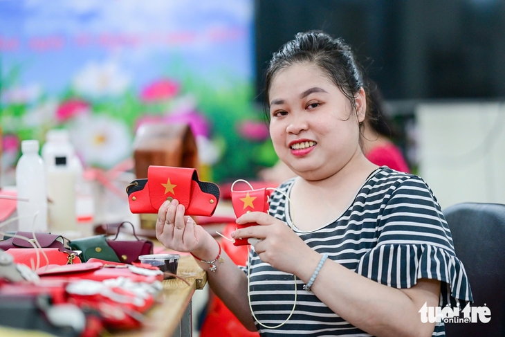 Món quà lưu niệm mừng Quốc khánh từ đôi bàn tay đặc biệt - Ảnh 6. Quốc khánh - Ảnh 6.