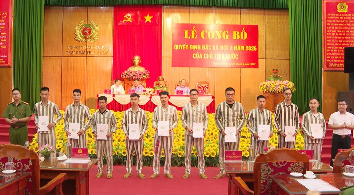 Công bố quyết định đặc xá cho 484 phạm nhân tại trại giam Thanh Cẩm, Thanh Phong - Ảnh 1.