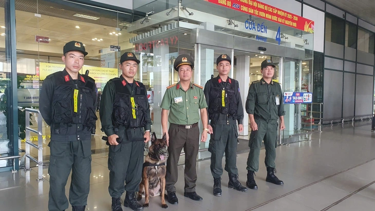 Xem cảnh sát sử dụng chó nghiệp vụ kiểm tra vật liệu nổ, bảo vệ an ninh trật tự A80 - Ảnh 10.