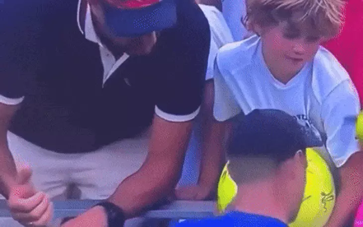 Lộ diện ‘bóng hồng’ trong điện thoại Jannik Sinner gây sốt ở US Open - Ảnh 3.