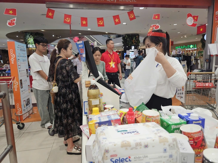 Hàng khuyến mãi hút khách, nhiều điểm vui chơi, mua sắm kỳ vọng 'bùng nổ' vào ngày 2-9 - Ảnh 2.