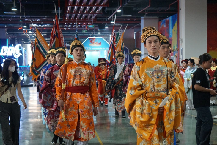Đồng tiền đầu tiên của nước Việt, cổ phục thời Đinh gây chú ý tại Triển lãm thành tựu đất nước - Ảnh 1. Triển lãm thành tựu đất nước - Ảnh 1.