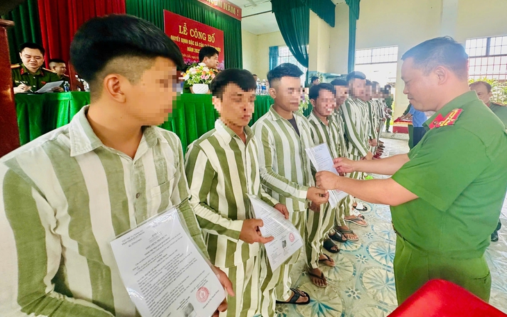 Công bố quyết định đặc xá cho 484 phạm nhân tại Trại giam Thanh Cẩm, Thanh Phong - Ảnh 5.